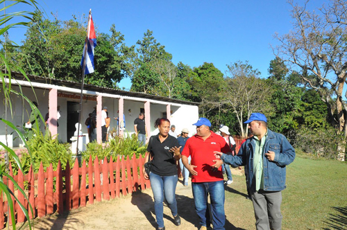 Olivia González Jerez intercambia con autoridades del Partido Comunista de Cuba en la provincia de Granma. Foto: ACN