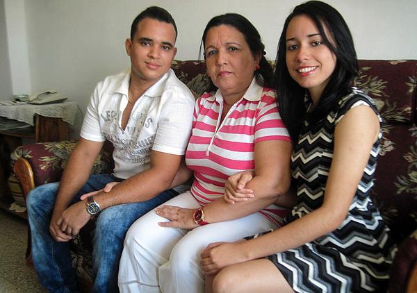 Guadalupe Laffita Zamora (C), Licenciada en Filología en la Universidad de Oriente, junto a sus dos hijos, Josué y Adriana, estudiantes de Medicina, ha laborado por 33 años como correctora de prensa en el periódico Sierra Maestra de Santiago de Cuba. 24 de marzo de 2017. ACN FOTO/Miguel RUBIERA JUSTIZ