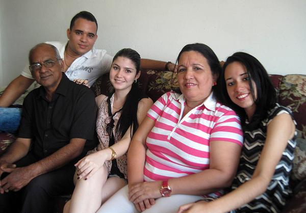 La correctora de prensa en el periódico Sierra Maestra, Guadalupe Laffita Zamora C der.), Licenciada en Filología en la Universidad de Oriente, junto a su familia, en Santiago de Cuba. 24 de marzo de 2017. ACN FOTO/Miguel RUBIERA JUSTIZ