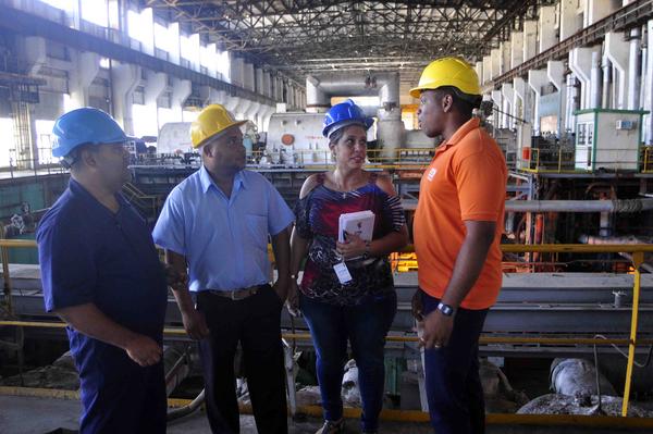 Darien Serrano (D), jefe de ingeniería y automatización, es un innovador miembro de la Brigadas Técnicas Juveniles, de la termoeléctrica Antonio Maceo "Renté" de Santiago de Cuba. 26 de mayo de 2017. ACN FOTO/Miguel RUBIERA JÚSTIZ