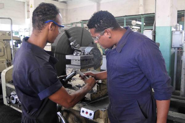 Nucleados en las Brigadas Técnicas Juveniles, los jóvenes son mayoría entre los trabajadores de la termoeléctrica Antonio Maceo "Renté", en la provincia Santiago de Cuba. 26 de mayo de 2017. ACN FOTO/Miguel RUBIERA JÚSTIZ