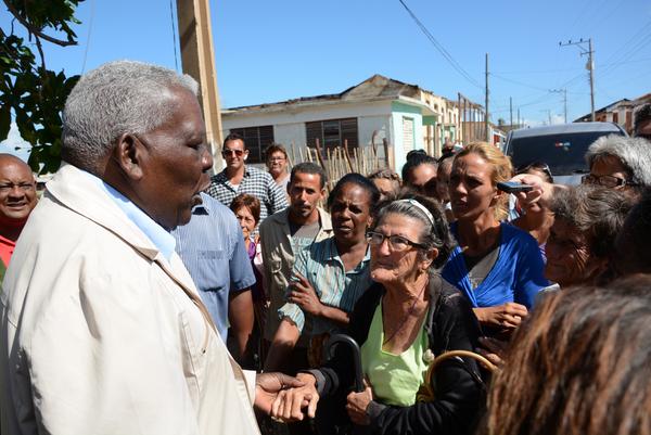 Esteban Lazo Hernández (I), miembro del Buró Político del Comité Central del Partido Comunista de Cuba (CC PCC) y presidente de la Asamblea Nacional del Poder Popular, durante un recorrido por la comunidad de Punta Alegre en el municipio de Chambas, donde conversó con sus pobladores sobre la recuperación en las viviendas afectadas por el Huracán Irma, en Ciego de Ávila, Cuba, el 20 de noviembre de 2017. ACN FOTO/Osvaldo GUTIÉRREZ GÓMEZ