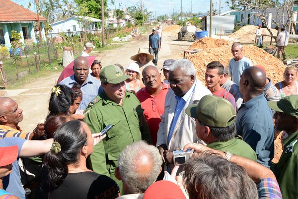 Esteban Lazo Hernández (C), miembro del Buró Político del Comité Central del Partido Comunista de Cuba (CC PCC) y presidente de la Asamblea Nacional del Poder Popular, durante un recorrido por la comunidad de Máximo Gómez en el municipio de Chambas, donde conversó con sus pobladores sobre la recuperación en las viviendas afectadas por el Huracán Irma, lo acompaña Félix Duarte Ortega (C. izq.) presidente del Consejo de Defensa provincial, en Ciego de Ávila, Cuba, el 20 de noviembre de 2017. ACN FOTO/Osvaldo GUTIÉRREZ GÓMEZ