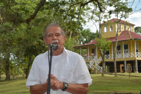 El independentista puertorriqueño Oscar López Rivera, durante su visita al Conjunto histórico de Birán, sitio natal del líder de la Revolución cubana Fidel Castro Ruz, enclavado en el municipio de Cueto, provincia Holguín, Cuba, el 23 de noviembre de 2017. ACN FOTO/Juan Pablo CARRERAS