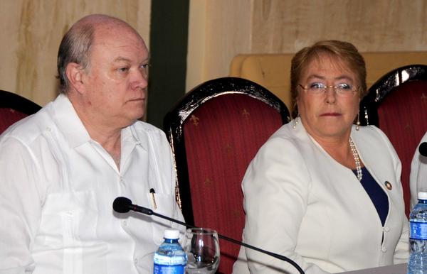 Michelle Bachelet (D), Presidenta de Chile, junto a Rodrigo Malmierca Díaz (I), ministro cubano de Comercio Exterior y la Inversión Extranjera, durante la realización del Foro Empresarial entre ambas naciones, efectuado en el Hotel Nacional de Cuba, el 8 de enero de 2018. ACN FOTO/Omara GARCÍA MEDEROS