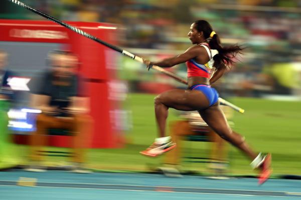 La cubana Yarisley Silva compite en el Salto con Pértiga de la modalidad de atletismo de los Juegos Olímpicos de Río de Janeiro, en Brasil, el 19 de agosto de 2016. ACN FOTO/Ricardo LÓPEZ HEVIA