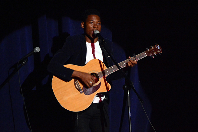 Presentación de solista guantanamero en la gala de apertura del  XXIV Festival Nacional de Artistas Aficionados de la Federación Estudiantil Universitaria, en el teatro principal de Ciego de Ávila, Cuba, el 12 de noviembre de 2018. 