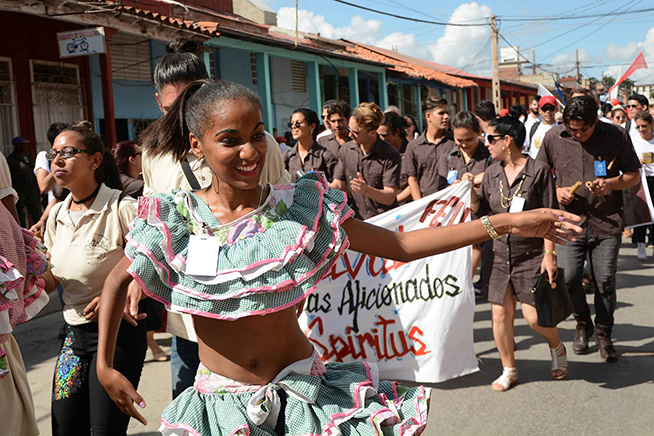 Integrantes de la delegación de Sancti Spíritus en el desfile inaugural de la edición XIV Festival Nacional de Artistas Aficionados de la Federación Estudiantil Universitaria, que se desarrolla en Ciego de Ávila, el 12 de noviembre de 2018.