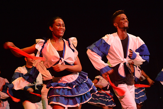 Presentación de agrupación danzaria en la gala de apertura del  XXIV Festival Nacional de Artistas Aficionados de la Federación Estudiantil Universitaria, en el teatro principal de Ciego de Ávila, Cuba, el 12 de noviembre de 2018.