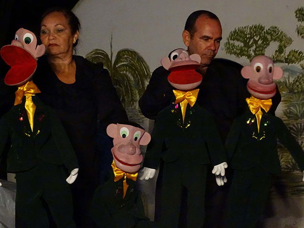 Unidos en la vida, la profesión y la defensa de la Cruzada los titiriteros Emilio Vizcaíno y Gertrudis Campo (Tula), del Guiñol Guantánamo: él director del itinerario desde hace varios años, y ella una de las fundadoras en activo.