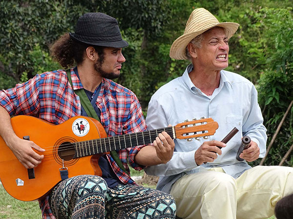 Experimentados y jóvenes artistas se complementan en las funciones.