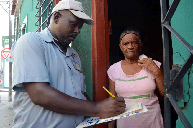 Ismael Blez Linares Jefe de brigada y supervisor de los trabajadores de la campaña contra el mosquito  Aedes Aegypti, labora  en el área de salud del policlínico Camilo Torre , ubicado en el centro histórico de la ciudad de Santiago de Cuba. 2 de septiembre  de 2019. 