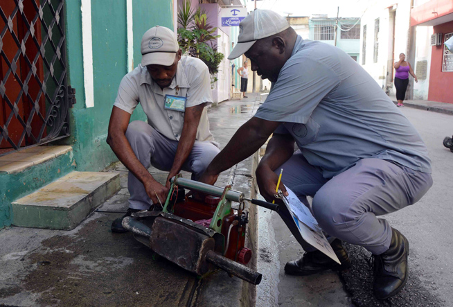 Ismael Blez Linares Jefe de brigada y supervisor de los trabajadores de la campaña contra el mosquito  Aedes Aegypti, labora  en el área de salud del policlínico Camilo Torre , ubicado en el centro histórico de la ciudad de Santiago de Cuba. 2 de septiembre  de 2019. 