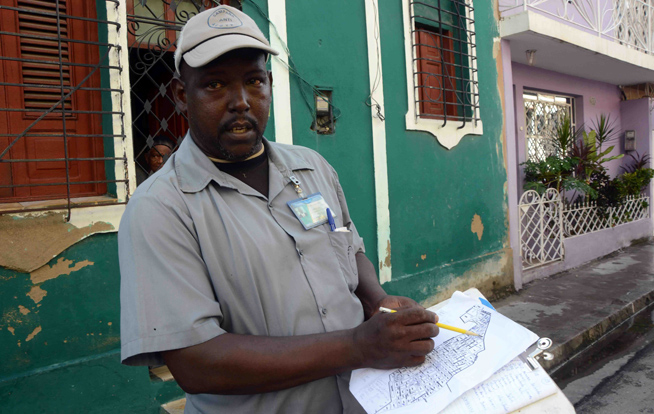 Ismael Blez Linares Jefe de brigada y supervisor de los trabajadores de la campaña contra el mosquito  Aedes Aegypti, labora  en el área de salud del policlínico Camilo Torre , ubicado en el centro histórico de la ciudad de Santiago de Cuba. 2 de septiembre  de 2019. 