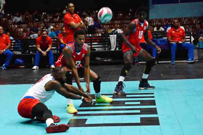 La selección masculina de voleibol de Cuba (rojos), venció tres set por cero a México, en la primera jornada de la Copa de Retadores de la Confederación de Norte, Centroamérica y el Caribe (Norceca), en el coliseo de la Ciudad Deportiva, en La Habana, el 30 de mayo de 2019.