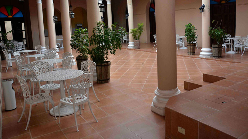 La edificación contiene el patio central neoclásico más lindo de la ciudad de Cienfuegos,  donde  acogerán todas las referencias de la huella francesa en la urbe, el 11 de enero de 2021.   ACN  FOTO/Modesto GUTIÉRREZ CABO
