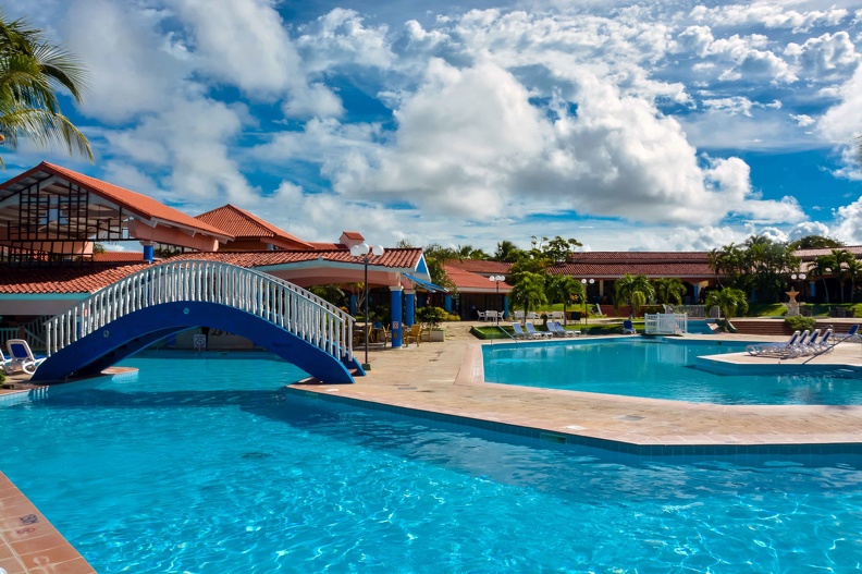 El Hotel Brisas Guardalavaca, de categoría cuatro estrellas, perteneciente a la cadena Cubanacán, se alista para retomar este viernes primero de octubre sus servicios al mercado extranjero, a partir de la reanudación de las operaciones aéreas con Canadá por el aeropuerto internacional Frank País de la provincia de Holguín.