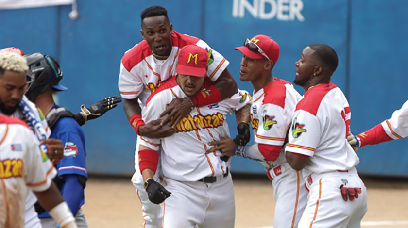 Medio dubitativo, el mentor de los Cocodrilos, Armando Ferrer, sacó del banco como emergente a Ronney Muñiz, y el joven slugger pegó jonrón con un corredor en base para finalmente ser figura clave en la victoria 4-2 de su equipo contra el monarca exponente Granma, en el play off final de la LXI Serie Nacional de Béisbol.