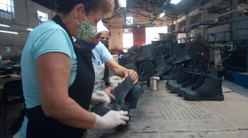 Con la fabricación diaria de 300 pares de botas para satisfacer la demanda del encargo estatal, la Unidad Empresarial de Base (UEB) en la provincia de Camagüey, de la Empresa de Calzado COMBELL, afianza hoy las acciones de encadenamiento productivo para asegurar la sostenibilidad de su labor.