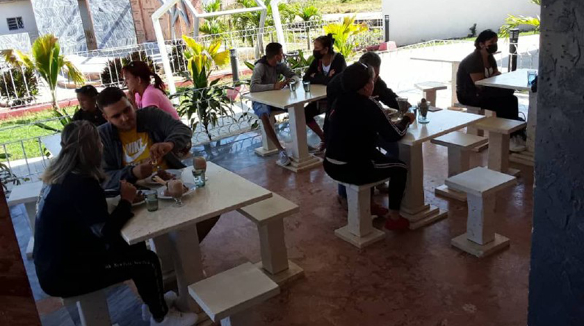 Con incentivos que van desde la determinación del salario de sus trabajadores hasta mayor flexibilidad y autonomía para ejercer la actividad, la unidad gastronómica Coppelia Los Palacios se encuentra en el camino para convertirse en una mediana empresa estatal.