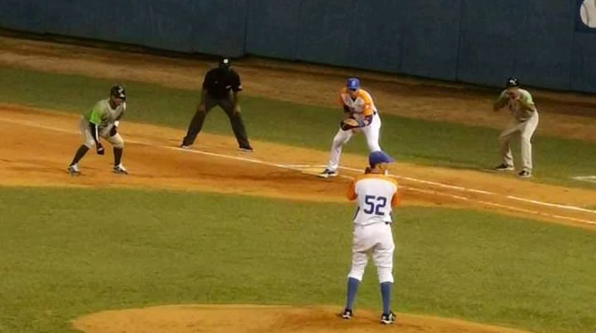 Con una lechada a dos manos, Sancti Spíritus venció este martes 4-0 al líder de bateo por colectivos Ciego de Ávila, y se quedó solo en la cima de la tabla de posiciones de la LXI Serie Nacional del Béisbol, que dio inicio a sus antepenúltimas subseries particulares.
