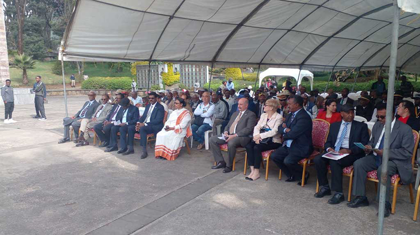 Etíopes y cubanos residentes en Addis Abeba conmemoraron hoy el aniversario 45 de la batalla de Karramara, gesta que permitió proteger la soberanía e integridad territorial de Etiopía sobre el desierto de Ogaden ante intentos expansionistas externos.