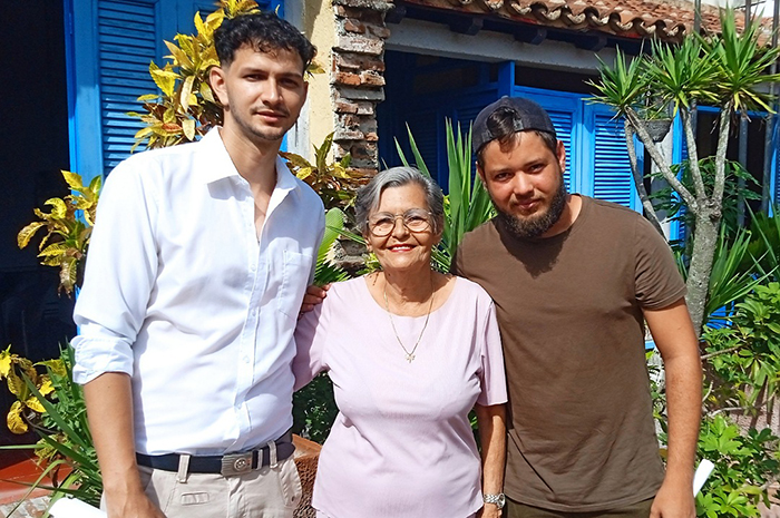 La escritora villaclareña Caridad González obtuvo el prestigioso galardón, mientras que los jóvenes Alejandro García Vigo y Eduardo Daniel Rosell Herrera recibieron las becas de creación.