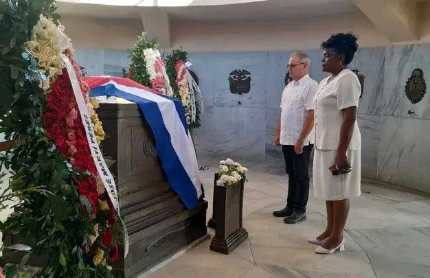 0128-ofrendas-a-marti2 Ofrenda florales a José Martí en Santiago de Cuba