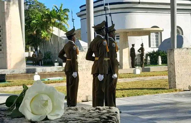 0128-ofrendas-a-marti5 Ofrenda florales a José Martí en Santiago de Cuba