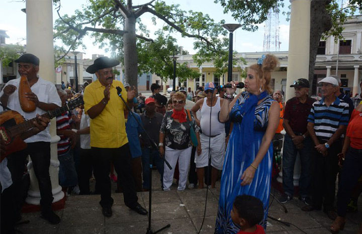 El Jilguerito, poeta que mantuvo la tradición familiar en el arte de la controversia pues su padre El Jilguero de Cienfuegos cultivó la décima por muchos años.