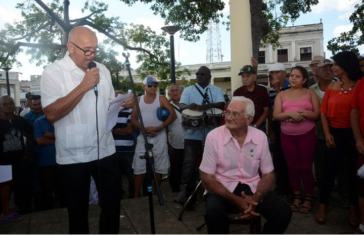 Peña campesina en el parque Villuendas de la ciudad de Cienfuegos, mientras rinde homenaje al campesino Manuel Rodríguez Oquendo, Héroe del Trabajo de la República de Cuba y fundador de la local cooperativa Mártires de Barbados.