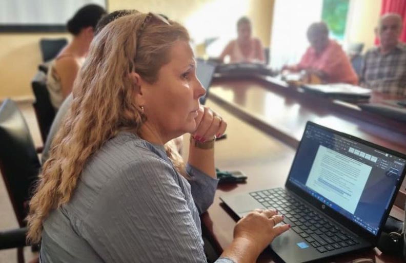 La doctora en Ciencias Adilen Carpio Camacho, profesora titular de la UNISS es quien, desde hace varios años, se encarga de organizar el taller de forma exitosa.