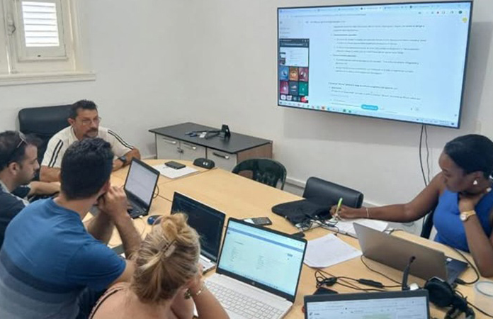 Directivos y especialistas, en una sesión de trabajo