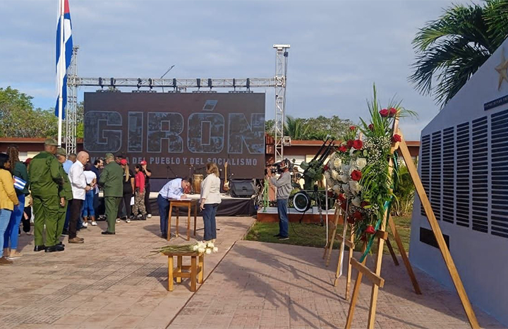 Comienza en Girón el pueblo a dar sus Firmas por la Patria