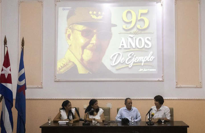 Para los periodistas cubanos Raúl Castro representa 95 años de ejemplo