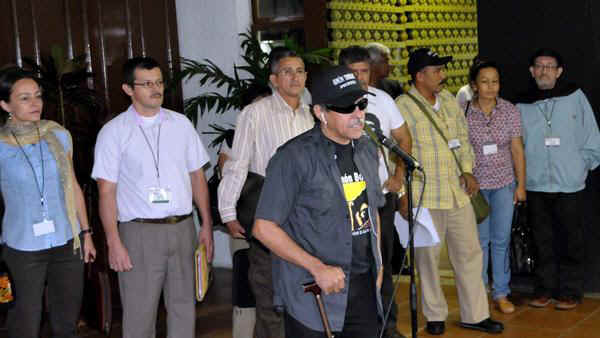Jesús Santrich (primer plano), representante de las Fuerzas Armadas Revolucionarias de Colombia Ejército del Pueblo (FARC-EP), ofrece declaraciones a la prensa minutos antes de continuar las conversaciones de paz que sostienen con el gobierno colombiano, en el Palacio de las Convenciones, en La Habana, Cuba. Al fondo integrantes de la guerrilla. AIN FOTO/Marcelino VAZQUEZ HERNANDEZ