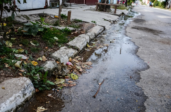 En días alternos, durante muchos años, la escuela Sergio González vierte indiscriminadamente agua potable. Foto: Abel Padrón Padilla/ACN