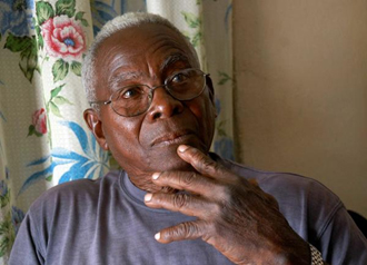 Tomás Bate Sabas, le tiene amor a su profesión, y que si todos los viejos dejan sus puestos de trabajo, quien enseña a los jóvenes, en Cienfuegos, Cuba, el 7 de mayo de 2015. AIN FOTO/ Onelia CHAVECO