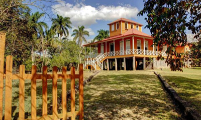Casa principal de la familia Castro Ruz, en el conjunto histórico de Birán, Monumento Nacional, sitio donde nació el máximo líder de la Revolución Cubana, Fidel Castro Ruz, en el municipio de Cueto, de la oriental provincia de Holguín, Cuba, el 12 de agosto de 2014. AIN FOTO/Juan Pablo CARRERAS