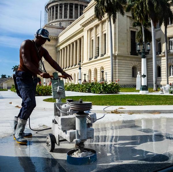 Situado en el centro de La Habana, entre las calles Prado, Dragones, Industria y San José, se encuentra el Capitolio Nacional, el cual es sometido a una reparación capital, 17 de marzo de 2016. ACN FOTO/Abel PADRÓN PADILLA
