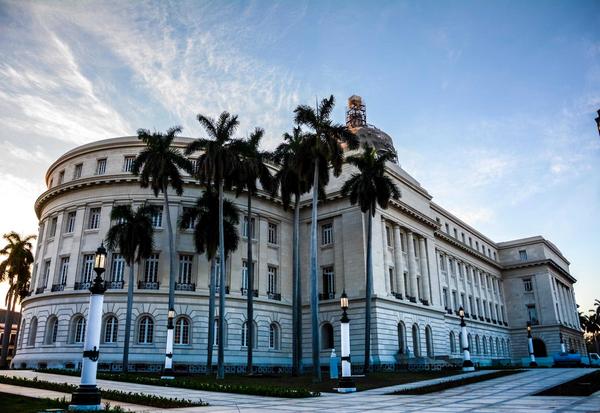 Situado en el centro de La Habana, entre las calles Prado, Dragones, Industria y San José, se encuentra el Capitolio Nacional, el cual es sometido a una reparación capital, 17 de marzo de 2016. ACN FOTO/Abel PADRÓN PADILLA/