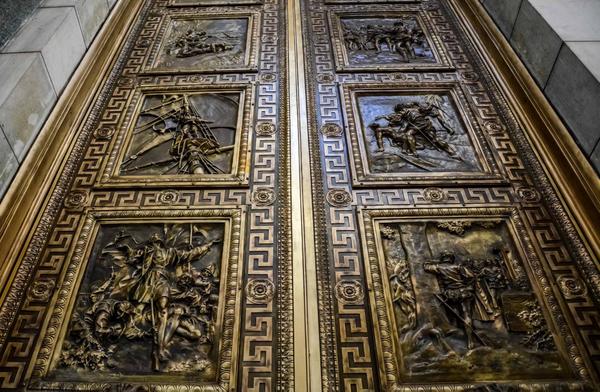 Puerta de bronce del Capitolio Nacional, uno de los iconos arquitectónicos de La Habana, Cuba,17 de marzo de 2016. ACN FOTO/Abel PADRÓN PADILLA/