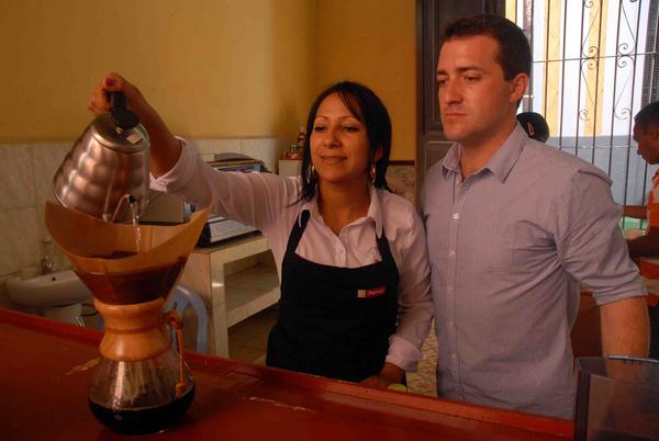 Preparación de café cubano con un Chemex utilizando filtro de papel especial, realizada por Gastronómica del Museo del Café, y Jean Christopher Gallart (D), catador internacional de café de la corporación Franco-Belga Malongo, durante la primera degustación de la infusión que se realiza en el Museo del Café, en la Casa Dranguet, institución de la Oficina del Conservador de la Ciudad de Santiago de Cuba, el 8 de marzo de 2016. ACN FOTO/ Miguel RUBIERA JUSTIZ