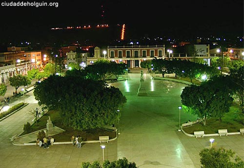 holguin-parque-calixto-garcia-noche.jpg