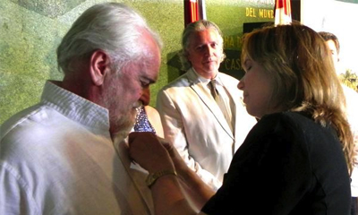 Ana María Mari Machado (D), vicepresidenta de la Asamblea Nacional del Poder Popular, impone la Medalla de la Amistad al eurodiputado Miguel Ángel Martínez (I), en acto efectuado en el Memorial José Martí, en La Habana, Cuba, el 23 de abril de 2014. AIN FOTO/Tony HERNÁNDEZ MENA