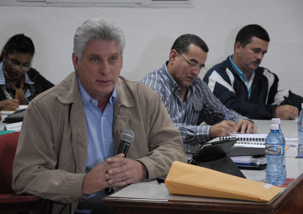 El primer vicepresidente de los Consejos de Estado y de Ministros, Miguel Díaz-Canel Bermúdez, subrayó la importancia las ciencias sociales y de la investigación en el trabajo comunitario. (Foto: Ramón Barreras Valdés, tomada de Vanguardia)