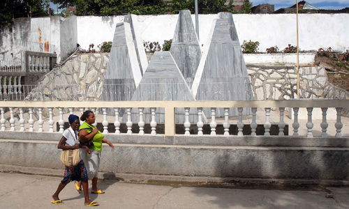 Obelisco erigido a los caídos  en la liberación de Songo-La Maya, situado en el poblado de La Maya en la provincia de Santiago de Cuba. Foto: Miguel Rubiera/ACN Obelisco erigido a los caídos  en la liberación de Songo-La Maya, situado en el poblado de La Maya en la provincia de Santiago de Cuba. Foto: Miguel Rubiera/ACN