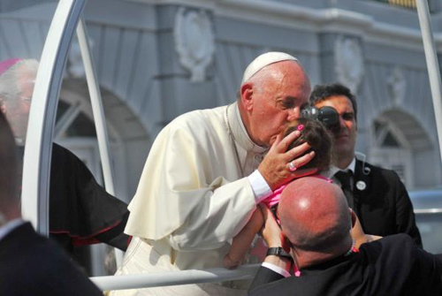 Papa Francisco, Sumo Pontífice de la Iglesia Católica y Jefe del Estado de la Ciudad del Vaticano, bendice a una niña a su llegada a la Catedral de Santiago de Cuba, el 22 de septiembre de 2015. AIN FOTO/ Yaciel PEÑA DE LA PEÑA