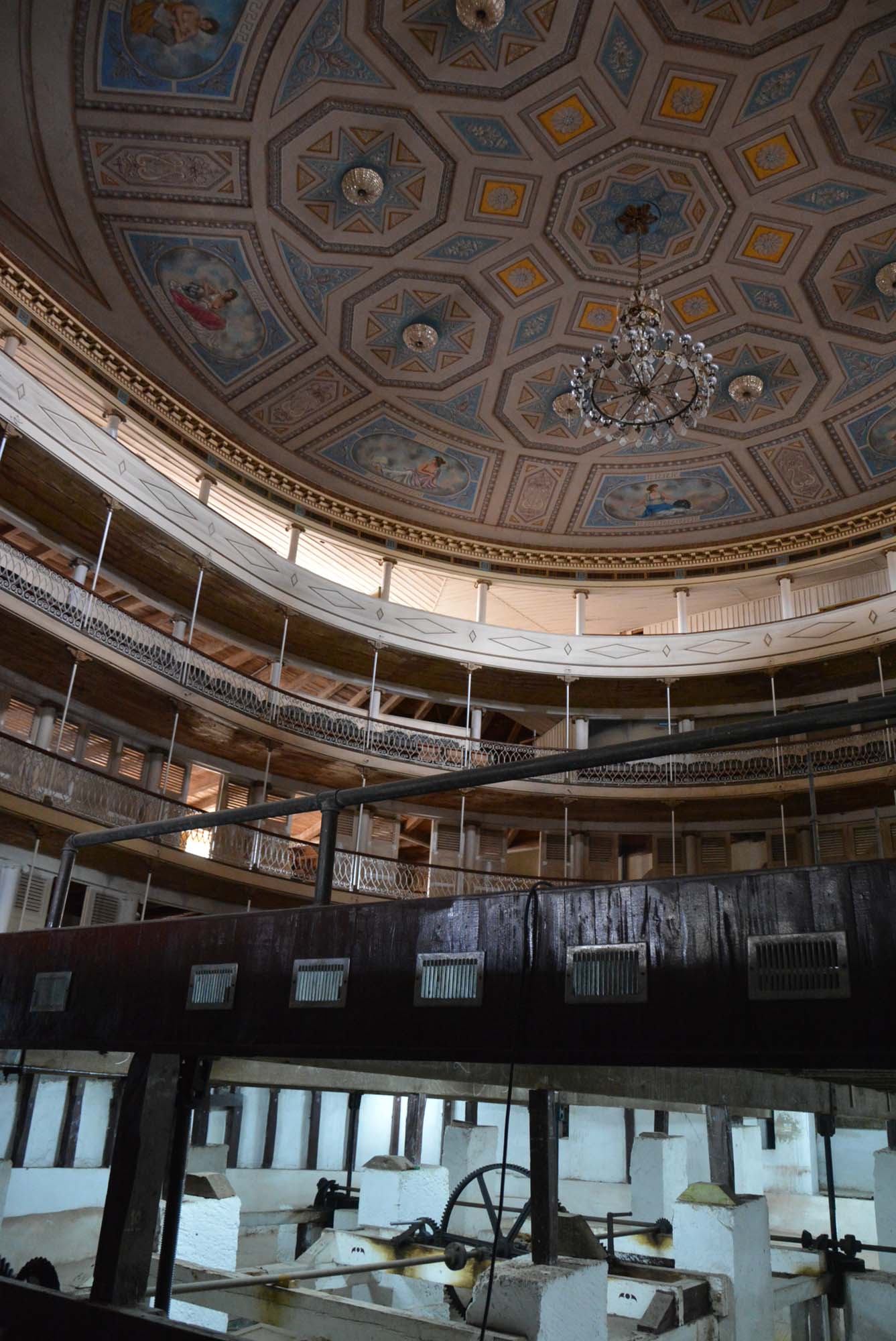  El "Sauto" es el único teatro en Cuba cuya platea puede elevarse al nivel del escenario, gracias a una maquinaria original de fabricación inglesa recientemente restaurada. 