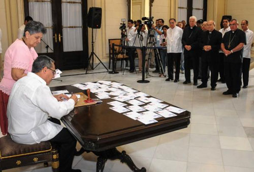 Marcelino Medina, viceministro primero de Relaciones Exteriores (Minrex), durante la cancelación del sello Postal en conmemoración de la visita del Papa Francisco a Cuba, realizado en la sede de la cacillería cubana, en La Habana, el 16 de noviembre de 2015. ACN FOTO/Abel PADRÓN PADILLA